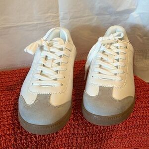 Fabletics Il Women’s Lace-up Sz 8 Sneakers White/Red. Preowned but never worn.